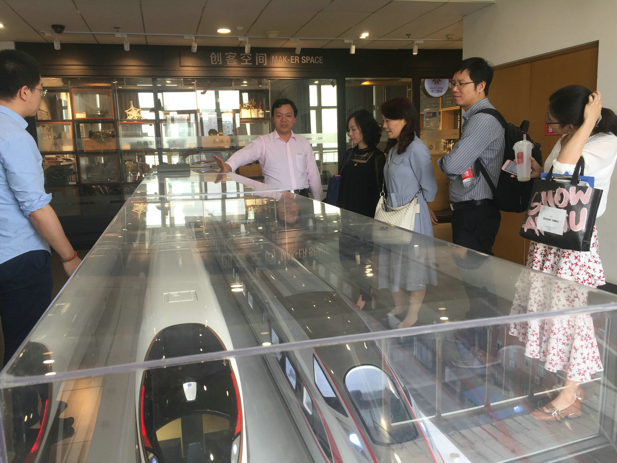 4-参观数字化综合展示平台.jpg 4-参观数字化综合展示平台.jpg